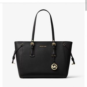 Voyager medium cross grain leather tote bag